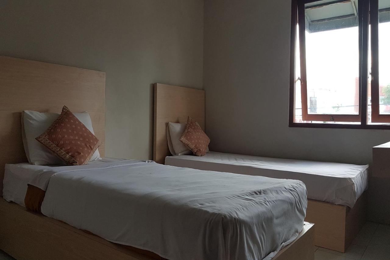 Oyo 3819 Hotel Winotosastro Yogyakarta Exteriör bild