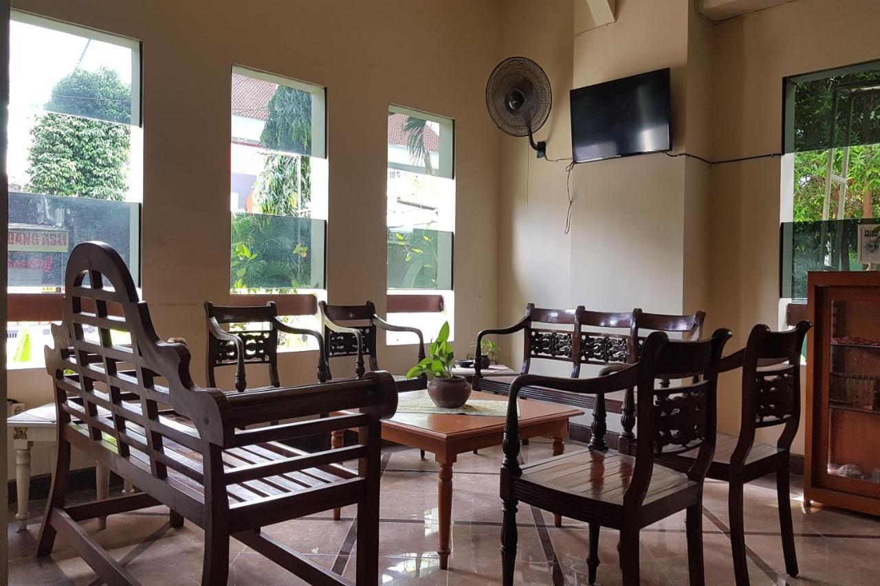 Oyo 3819 Hotel Winotosastro Yogyakarta Exteriör bild